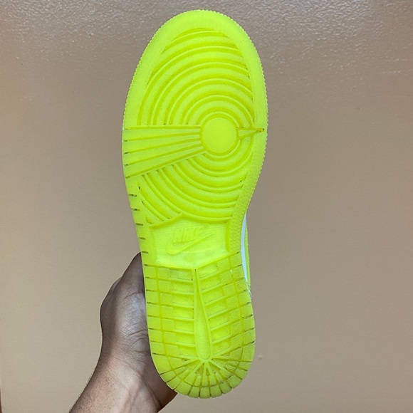 Jordan 1 Mid SE “Platinum Tint Blue Tint University Blue Volt” Size 7 Women’s - Picture 14 of 17